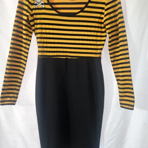 Medium Deadly Dames Micheline Pitt Pinup Girl Clothing Skull Striped Wiggle - Picture 1 of 5